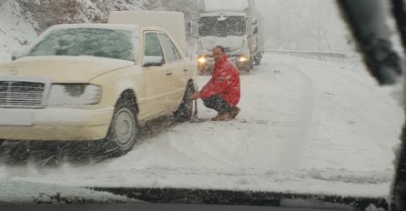 ZAUSTAVLJEN SAOBRAĆAJ, KOLAPS ZBOG SNIJEGA: Ne krećite na put, POGLEDAJTE OVE DRAMATIČNE PRIZORE (FOTO+VIDEO)