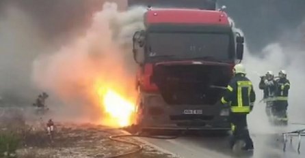 ZAPALIO SE KAMION U VOŽNJI,  SAOBRAĆAJ POTPUNO BLOKIRAN: Vatrogasci na licu na mjesta, izdato upozorenje za sve vozače