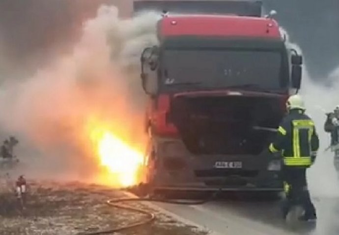 ZAPALIO SE KAMION U VOŽNJI,  SAOBRAĆAJ POTPUNO BLOKIRAN: Vatrogasci na licu na mjesta, izdato upozorenje za sve vozače