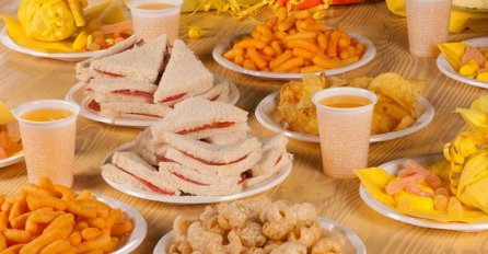 "FUJ, OVO JE PONIŽENJE, SAD BIH JOJ VRATILA KESU": Pravila je sinu 1. rođendan, a kad je vidjela POKLON OD KOMŠINICE, DOŠLO JOJ ZLO!