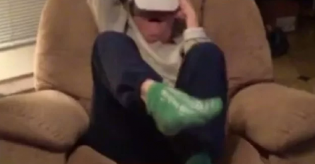 OVO JE NOVI HIT! Dao mami da isproba virtualnu stvarnost i snimao je, ljudi se valju od smijeha OVO MORATE POGLEDATI