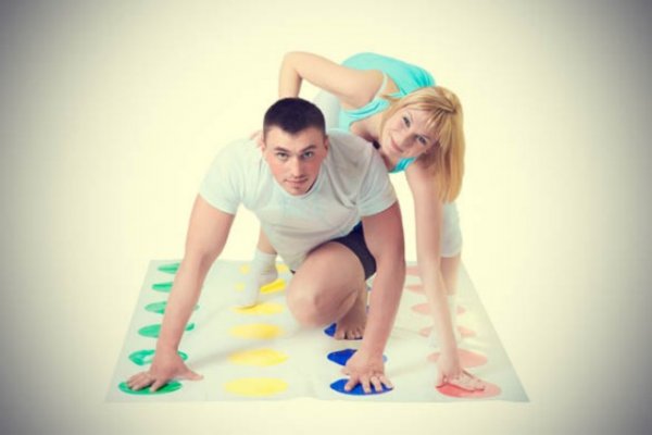 couple-playing-twister