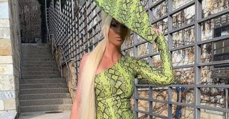 BEZ GAĆICA, KARLEUŠA PROŠETALA U ZMIJSKOJ HALJINICI: Tek da vidite šta joj prekriva ono dole (FOTO) 