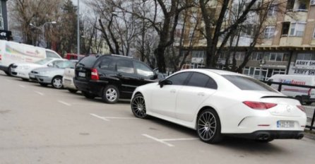 KADA VOZITE AUTO OD 100.000 KM U BiH MOŽETE I OVAKO PARKIRATI: Fotografija o kojoj svi bruje