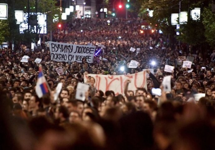 Građanski protest u Srbiji: Demonstranti poručili "Vučiću super si, ali sada idi"