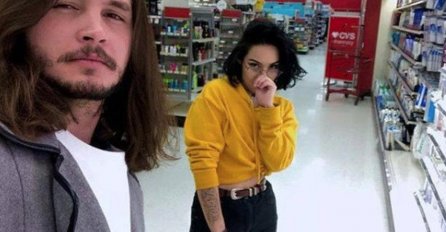 OKAČILA JE OVAJ SELFI, A ONDA JE PRONAĐENA MRTVA U KOFERU PORED PUTA: Ovaj detalj sa fotografije odveo je policiju pravo do ubice (VIDEO)