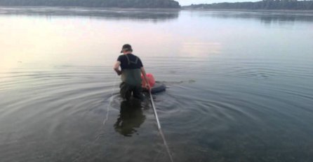 Strašna čudovišta plivaju Dunavom: Srbin je zabacio mrežu, a kad vidite šta je izvukao skamenit ćete se od straha (FOTO)