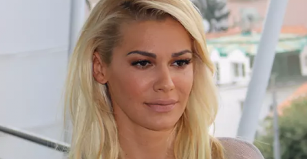 MUŠKARCI OVO MORAJU VIDJETI: Pjevačica se skinula u ringu, pa vrelom fotkom počastila sve, SVI GLEDAJU OVAJ DETALJ (FOTO)