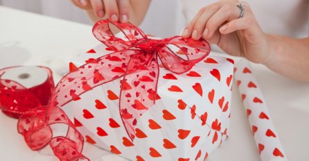 "OVO JE SRAMOTA, KAKO GA NIJE STID": Muž joj donio poklon za VALENTINOVO, sad neće da priča s njim od MUKE!