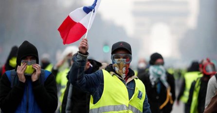 ŽUTI PRSLUCI GAĐALI POLICIJU IZMETOM, PA ZASUTI SUZAVCEM: Notr Dam nije jedini problem u našoj državi, skupili ste MILIJARDU za kamenje, a za sirotinju NIŠTA! (VIDEO)