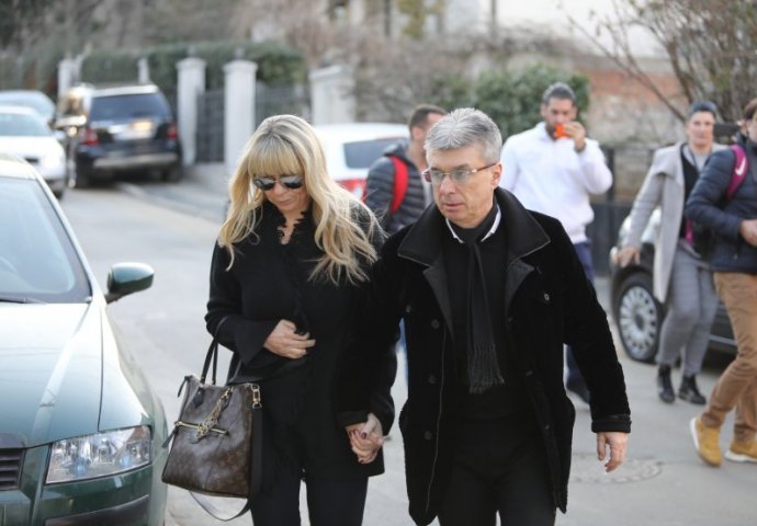 Saša Popović i Suzana Jovanović došli da izjave saučešće porodici Šaulić: Na ivici suza, tužni i potreseni samo su rekli OVO, i vi ćete zaplakati