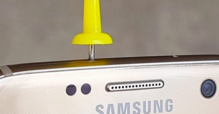 UZEO JE IGLICU I ZABIO JE U TELEFON: Kad vidite zašto, ODMAH ĆETE ISTO URADITI (VIDEO)