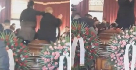 SKANDAL U SRBIJI: Došli da izjave saučešće, pa počeli IGRATI KOLO I PJEVATI UZ MUZIKU UŽIVO na kovčegu pokojnika! (VIDEO)