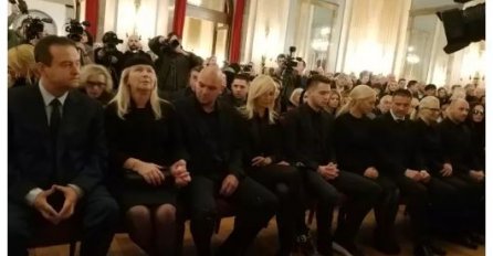 NAJPOTRESNIJI PRIZOR SA KOMEMORACIJE: Gordana sa djecom, a zbog ovog detalja svi PLAČU! 