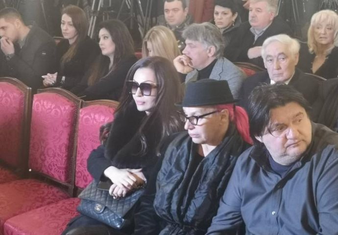 ZORICA I KEMIŠ STIGLI NA GROBLJE: Ono što su ponijeli da predaju pokojnom Šabanu, RASPLAKALO je sve