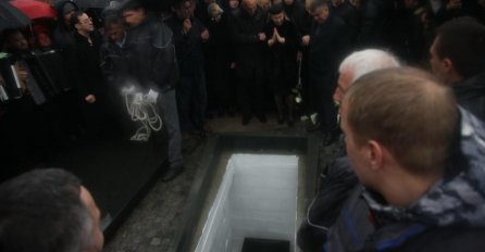 DRAMA NA SAHRANI, GOCINO SRCE NIJE MOGLO VIŠE IZDRŽATI: Vrisnuli su i potrčali prema njoj, EVO U KAKVOM JE STANJU (VIDEO)