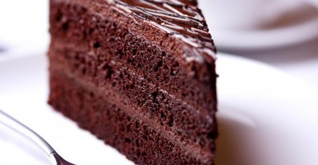 NE BACAJTE VIŠAK KOLAČA: Znate li koliko torte i kremasti kolači mogu ostati svježi u zamrzivaču?!
