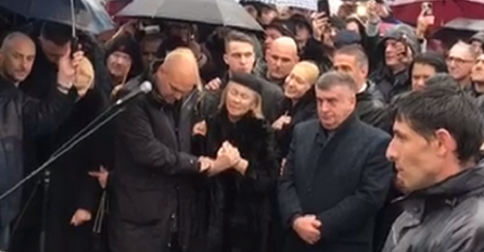 ŠABANOV SIN MIHAJLO DOŠAO DO KOVČEGA, PA SE OBRATIO SVIMA: Želim da svi ovo čujete, ZANIJEMILI SU KAD JE POČEO! (VIDEO)