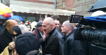 VANBRAČNI SIN ŠABANA ŠAULIĆA SE POJAVIO, MISLIO DA GA NIKO NEĆE VIDJETI: Samo je ponavljao jednu rečenicu! (FOTO)