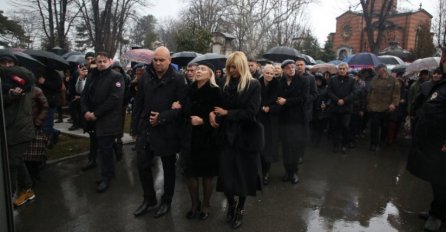 NA SAHRANI ŠAULIĆU SVI SU ODJEDNOM POGLEDALI U NEBO: Kad su ugledali OVAJ PRIZOR, počeli su plakati od tuge! (FOTO)