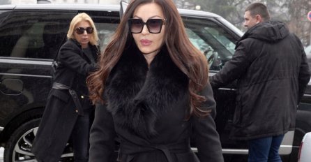 MISLILA JE DA JE NIKO NE VIDI: Evo šta je CECA URADILA na sahrani Šaulića, NIKADA JE OVAKVU NISMO VIDJELI!