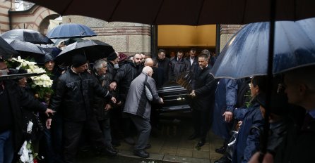 NAJPOTRESNIJA SCENA SA SAHRANE ŠAULIĆA: Vozilo sa KOVČEGOM se kretalo, a onda su IZA UGLEDALI NJIH! (FOTO)