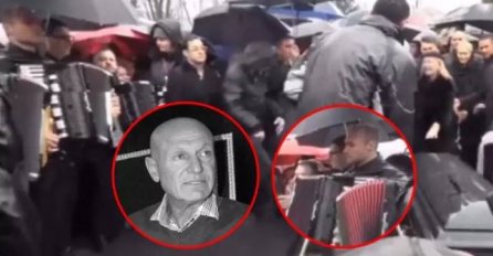DA SE NAJEŽITE: Evo ko je svirao OPROŠTAJNU PJESMU na sahrani ŠAULIĆA, jedva su izdržali da ne zaplaču! (VIDEO)