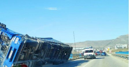 Orkanski vjetar u Mostaru: Prevrnuo se kamion 