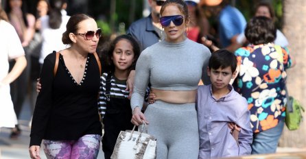 NI ONA NIJE BEZ MANE: Džej Lo pokazala stomak 