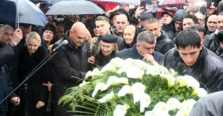 OVAJ DETALJ SA ŠABANOVE SAHRANE NIKO NIJE PRIMIJETIO: Vidite li pored koga je stajao NJEGOV VANBRAČNI SIN!