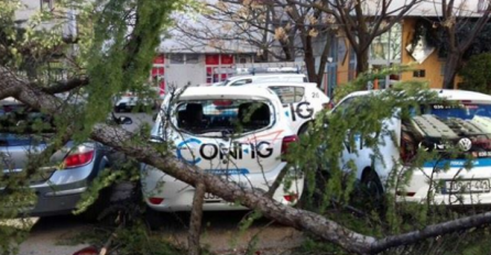 NE IZLAZITE IZ KUĆA! OLUJA NOSI SVE PRED SOBOM: Počupano drveće leži po ulicama, LJUDI U STRAHU