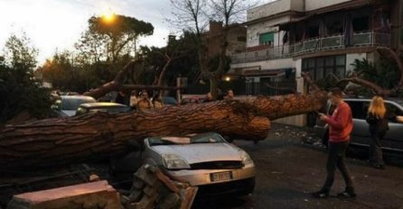 NEZAPAMĆENA OLUJA RUŠI ZIDOVE: Troje mrtvih, a sada i snijeg zabijelio (VIDEO)