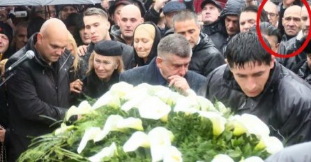 Ovo je najtužnija slika sa sahrane Šabana Šaulića: Dok su pjevača spuštali u raku, vidite li gdje njegov vanbračni sin u suzama stoji sam