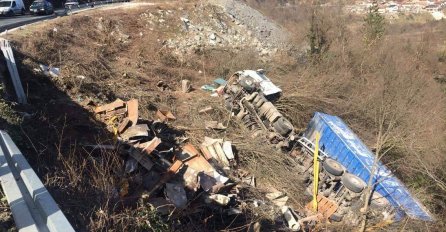 TEŠKA NESREĆA, KAMION SLETIO SA CESTE: Vozač teško povrijeđen