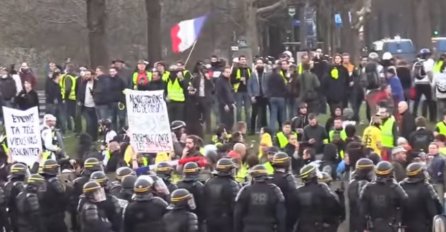 ŽUTI PRSLUCI NE ODUSTAJU I NE POSUSTAJU:  Ponovno marširaju Parizom i Francuskom tražeći odlazak predsjednika Macrona