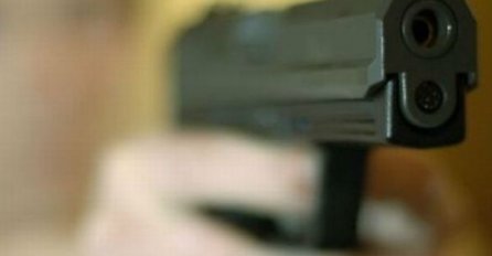 DREKA I VIKA U ZGRADI: TINEJDŽER UPUCAO DRUGA OČEVIM PIŠTOLJEM, pogodio ga u stomak