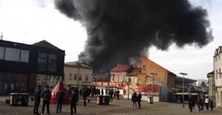 DRAMA U TUZLI: Veliki požar guta gradsku pijacu