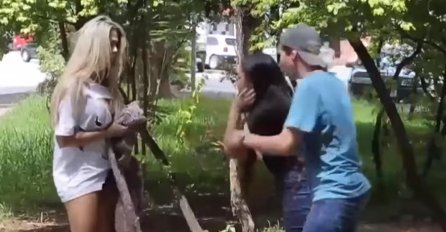 PAR JE SJEDIO NA KLUPI, A ONDA IM JE PRIŠLA OSKUDNO OBUČENA DJEVOJKA: Zbog ovog videa cijeli region plače od smijeha (VIDEO)