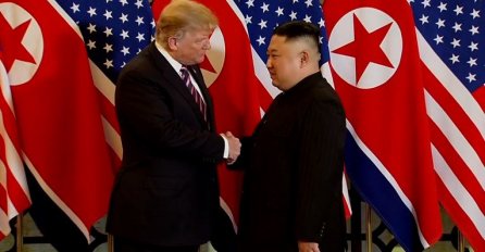 HISTORIJSKO RUKOVANJE: Donald Trump i Kim Jong-un se sastali u Vijetnamu (VIDEO)
