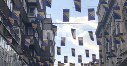 Državne zastave na ulicama glavnog grada BiH povodom Dana nezavisnosti