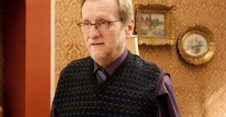 POZNATI GLUMAC JEDVA STOJI NA NOGAMA, PRIDRŽAVAJU GA DA NE PADNE: Svakim danom je sve gore