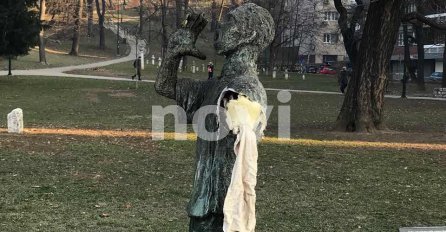 Oštećena skulptura "Nermine, dođi!" u Sarajevu