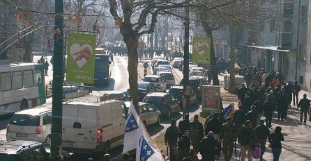 BLOKIRAN CENTAR SARAJEVA: Demobilisani borci krenuli prema Parlamentu FBiH