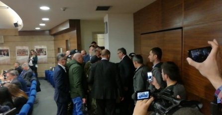 SJEDNICA NA RUBU INCIDENTA, BORCI BURNO REAGUJU: "Proizvest ćete vi još Edina Gačića"