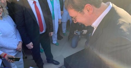 VUČIĆ U MASI LJUDI UGLEDAO DJEVOJČICU KOJA NIJE MOGLA DA HODA: Odmah joj je prišao, SVI SU U ČUDU GLEDALI KAD JOJ JE OVO REKAO!