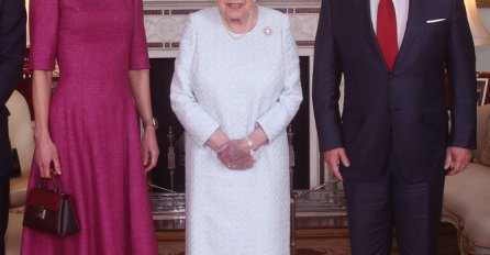 OBJAVLJENE NOVE SLIKE KRALJICE ELIZABETE, O OVOM DETALJU PRIČA SVIJET: Da li vidite SITNICU zbog koje CIJELA ZEMLJA STRAHUJE za nju!