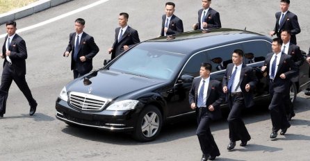 KIMOVI TJELOHRANITELJI PONOVO HIT NA INTERNETU: Pogledajte kako uskaču u automobile u pokretu