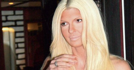 Karleuša se slikala na groblju: Pojavila se sva u bijelom, ali svi su gledali u njeno lice, evo koga je sahranila! (FOTO)