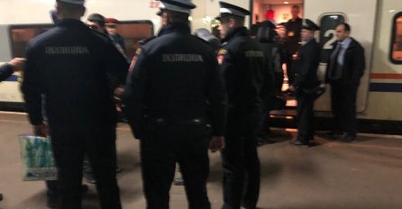 NAPETO U GRADU NA VRBASU! Banjalučka policija nije dozvolila migrantima da izađu iz voza