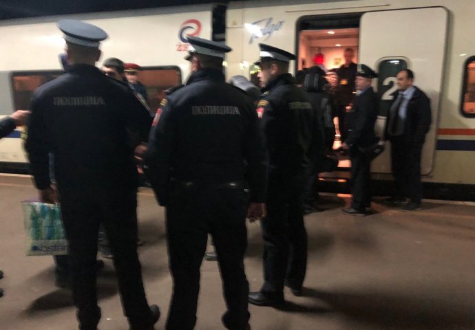 NAPETO U GRADU NA VRBASU! Banjalučka policija nije dozvolila migrantima da izađu iz voza